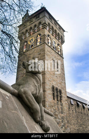 Lion scultura sulla parete del Castello di Cardiff Foto Stock