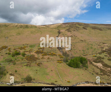 Flusso che scorre verso il basso il lato di Snaefell Mountain nel fiume Laxey punto più alto sul isola di Man visto da Snaefell ferrovia di montagna Foto Stock