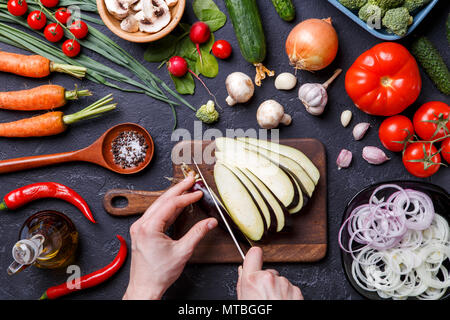 Immagine sulla sommità di verdure fresche, champignon, tagliere, olio, coltello, melanzana, chef le mani Foto Stock