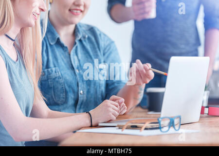 Due imprenditrici caucasico guardando i laptop schermo su una pausa caffè Foto Stock