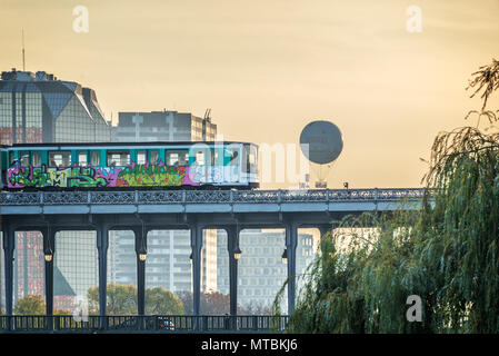 Antenna sul metro Bir Hakeim bridge al tramonto in Parigi Francia Foto Stock