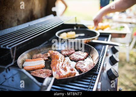 Carni e salsicce alla griglia. Garden Party al di fuori nel cortile. Foto Stock