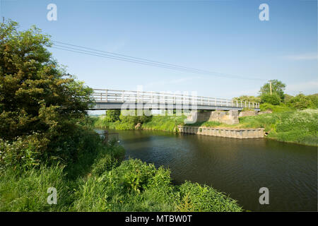 Un ponte al di sopra del Dorset Stour fiume a valle del mulino Fiddleford vicino a Sturminster Newton. Il ponte fa parte del nord del Dorset Trailway passeggiate Foto Stock