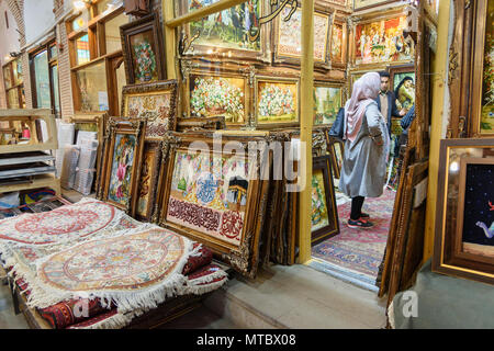 Tabriz, Est Azerbaigian provincia, Iran - Marzo 15, 2018: un tappeto persiano negozi a Tabriz Grand Bazaar è uno dei più antichi bazar in Medio Oriente Foto Stock