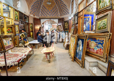 Tabriz, Est Azerbaigian provincia, Iran - Marzo 15, 2018: un tappeto persiano negozi a Tabriz Grand Bazaar è uno dei più antichi bazar in Medio Oriente Foto Stock