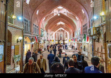 Tabriz, Est Azerbaigian provincia, Iran - Marzo 15, 2018: tappeti Persiani e tappeti in sezione a Tabriz Grand Bazaar è uno dei più antichi bazar in M Foto Stock