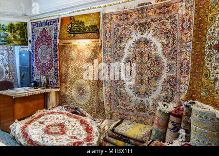 Tabriz, Est Azerbaigian provincia, Iran - Marzo 15, 2018: tappeti persiani in Tabriz Grand Bazaar è uno dei più antichi bazar in Medio Oriente Foto Stock