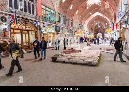 Tabriz, Est Azerbaigian provincia, Iran - Marzo 15, 2018: tappeti Persiani e tappeti in sezione a Tabriz Grand Bazaar è uno dei più antichi bazar in M Foto Stock