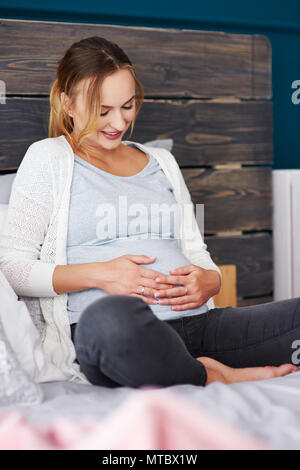 Ritratto di donna incinta è piena di anticipazione per bambino Foto Stock
