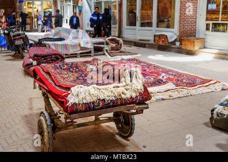 Tabriz, Est Azerbaigian provincia, Iran - Marzo 15, 2018: tappeti Persiani e tappeti in sezione a Tabriz Grand Bazaar è uno dei più antichi bazar in M Foto Stock