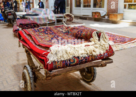 Tabriz, Est Azerbaigian provincia, Iran - Marzo 15, 2018: tappeti Persiani e tappeti in sezione a Tabriz Grand Bazaar è uno dei più antichi bazar in M Foto Stock