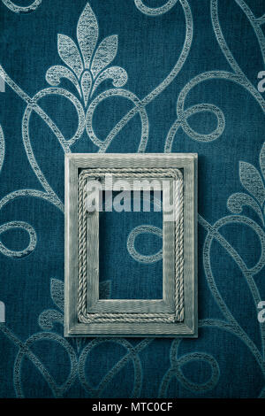 Empty picture frame appeso a una parete. Foto Stock