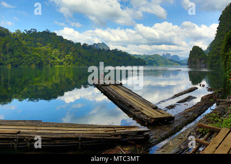 Zattere di bambù sulla Lan Cheow lago, Thailandia Foto Stock