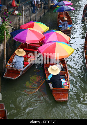 Barca con ombrello sul mercato galleggiante di Bangkok Foto Stock