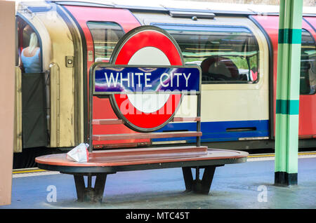 Un iconico stazione della metropolitana di Londra nome segno attaccato ad un banco di lavoro sulla piattaforma nella Città Bianca stazione. Foto Stock