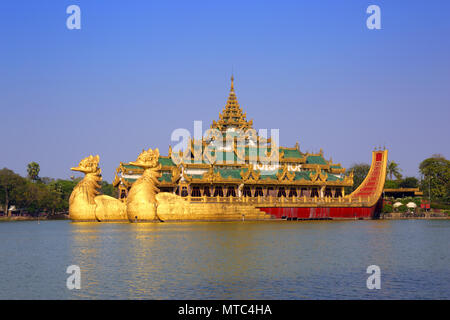 Flottante Karaweik chiatta di Yangon Foto Stock