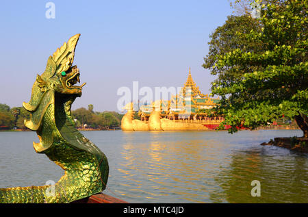 Testa di serpente Karaweik di Yangon Foto Stock