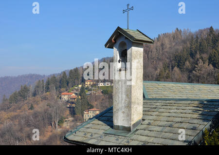 Cappella, Via alle baite, Brunate, Como e il Lago di Como, Lombardia, Italia, Gennaio 2018 Foto Stock