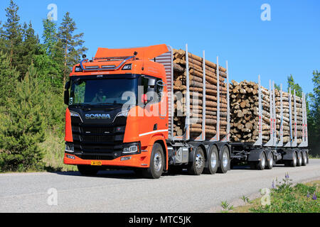 Orange la prossima generazione Scania R650 carrello di registrazione sulla prova di guida su strada rurale attraverso la foresta di primavera durante il tour di Scania 2018 di Lohja, Finlandia - 25 Maggio Foto Stock