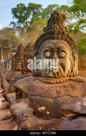 Stone statue intagliate di Deva in Cambogia Foto Stock