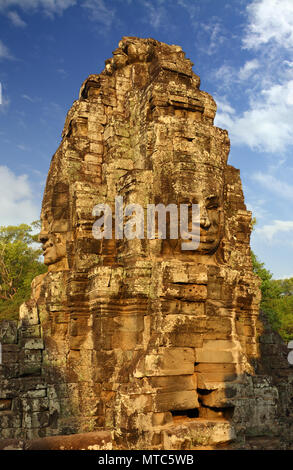 Gigante di pietra si affaccia al tempio Bayon in Cambogia Foto Stock