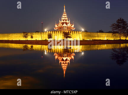Fort o Palazzo Reale di Mandalay di notte Foto Stock