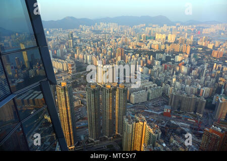 Hong Kong vista dal centesimo piano di un grattacielo Foto Stock