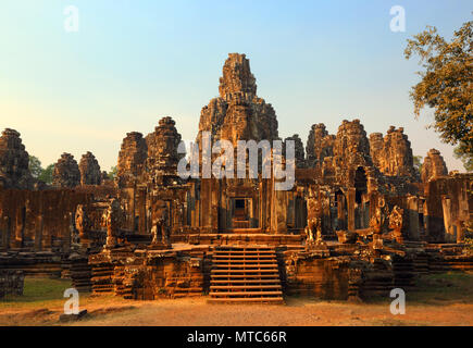 Tempio Bayon al tramonto in Cambogia Foto Stock