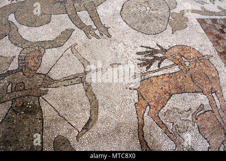 Vista del famoso mosaico della Cattedrale di Otranto - scena di caccia Foto Stock