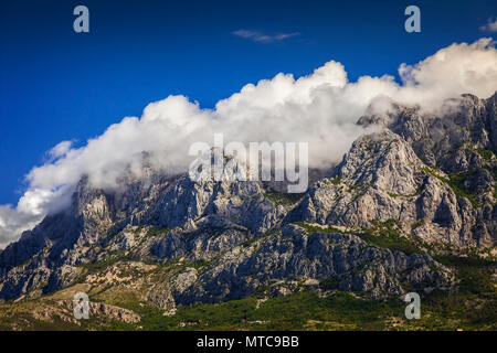 Nuvole sulla cima della montagna Biokovo gamma, Croazia. Foto Stock