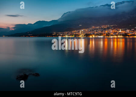 In ritardo la luce del tramonto percorsi in acqua sulla riviera di Makarska, Croazia. Lunga esposizione. Foto Stock
