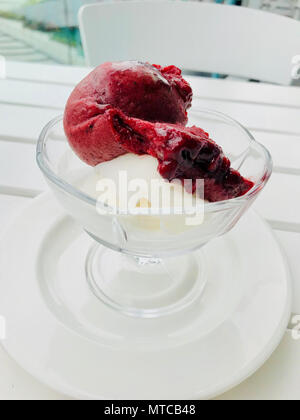 Organici di Berry sorbetto gelato sfere nella coppa di vetro pronto per servire. Tradizionale cibo d'estate. Foto Stock