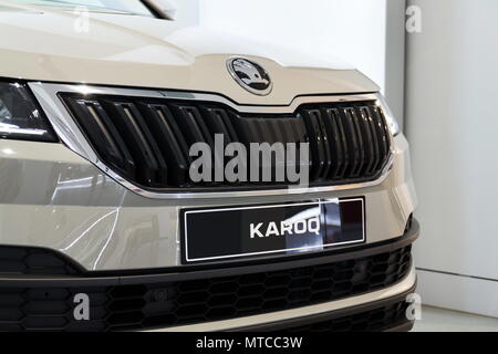 Berlino, Germania - 15 Maggio 2018: Skoda logo aziendale su Skoda auto Karoq permanente al gruppo Volkswagen unità forum il 15 maggio 2018 a Berlino, Germania. Foto Stock