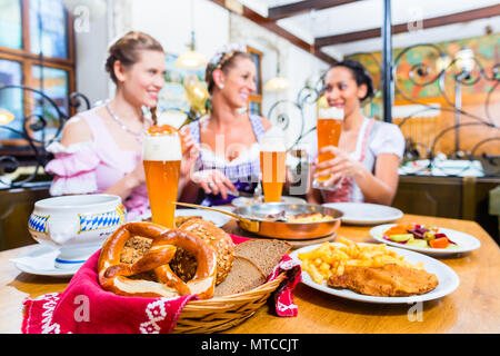 Le donne di mangiare il pranzo in ristorante bavarese Foto Stock