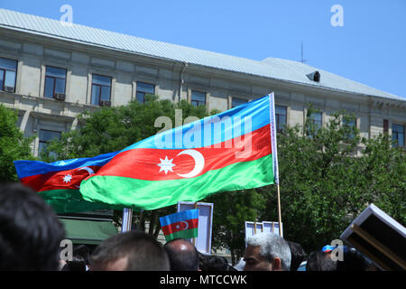 Azerbaigian bandiera a Baku, in Azerbaijan. Segno nazionale dello sfondo. Rosso Verde bandiera blu. Azerbaigian bandiera nazionale con la falce di luna. Azerbaigian la tradizione Foto Stock