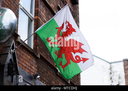 Cardiff Wales, Regno Unito, 27 Maggio 2018: Welsh bandiera sul lato della costruzione del carburante in Womanby Street Foto Stock