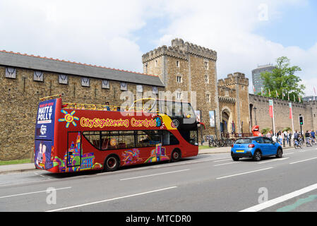 Cardiff Wales, Regno Unito, 27 Maggio 2018: tour di Cardiff Vista Vedere Autobus, al di fuori del Castello di Cardiff Foto Stock