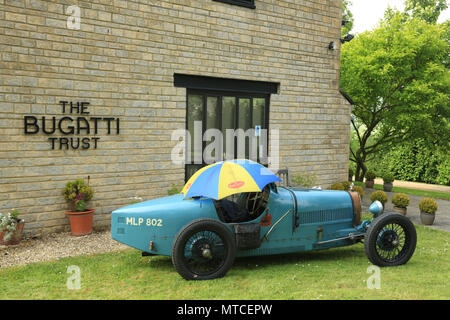 Vintage Bugatti parcheggiata fuori la Bugatti trust, museo e centro studi, Prescott hill, Nr. Gotherington, Gloucestershire, UK. Foto Stock