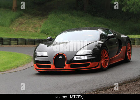 Una Bugatti Veyron Super sport guidare su per la collina a Prescott hillclimb, casa del Bugatti owners club, Gloucestershire, UK. Foto Stock