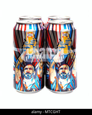 SWINDON, Regno Unito - 13 Maggio 2018: 4 lattine di Kronenbourg 1664 limited edition Eric Cantona pour la victoire lager su uno sfondo bianco. Foto Stock