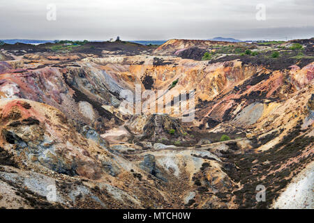 Parys Mountain è un grande dismesse miniera di rame vicino alla città di Amlwch su Anglesey e caratterizzato da multi-colore di depositi di minerali. Foto Stock