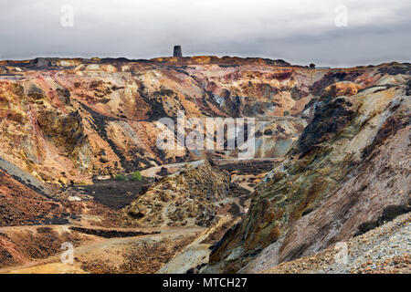 Parys Mountain è un grande dismesse miniera di rame vicino alla città di Amlwch su Anglesey e caratterizzato da multi-colore di depositi di minerali. Foto Stock