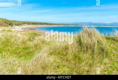 Regno Unito, Anglesey, Newborough. Il 19 maggio 2018. Una vista verso Llanddwyn la spiaggia e la baia di Isola di Llanddwyn. Foto Stock