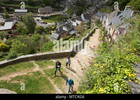 E un centinaio di quaranta due gradini portano alla Eglise de Brelevenez, Lannion, Côtes-d'Armor, Brittany, Francia. Foto Stock