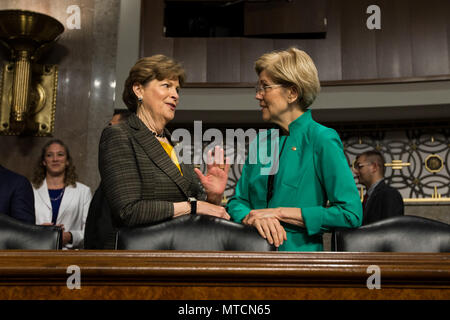 Senatori Jeanne Shaheen (D-NH) (sinistra) e Elizabeth Warren (D-MA) converse prima di un senato di servizi armati per la riunione del comitato presso l'U.S. Capitol il 18 maggio 2017. Foto Stock