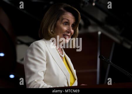 Leader democratico sost. Nancy Pelosi (D-CA) parla durante il suo settimanale di conferenza stampa presso l'U.S. Capitol. Foto Stock