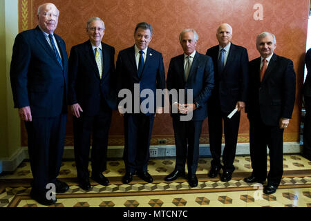 Presidente della Colombia Juan Manuel Santos (2ND da sinistra) in posa per una foto con gli Stati Uniti Senatori (da sinistra a destra) Patrick Leahy (D-VT), Mitch Mcconnell (R-KY), Bob tappatrice (R-TN), John Mccain (R-AZ), Jack Reed (D-RI) presso l'U.S. Capitol il 18 maggio 2017. Foto Stock