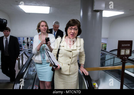 Il Sen. Susan Collins (R-ME) passeggiate attraverso il Senato alla metropolitana trainato da giornalisti. Foto Stock