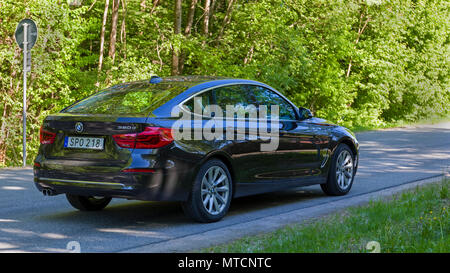 FLODA, Svezia - 19 Maggio 2018: lucido nuove BMW 320D piccola berlina di lusso auto parcheggiate su strada Foto Stock