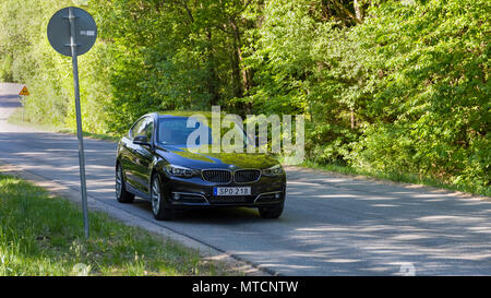 FLODA, Svezia - 19 Maggio 2018: lucido nuove BMW 320D piccola berlina di lusso auto parcheggiate su strada Foto Stock